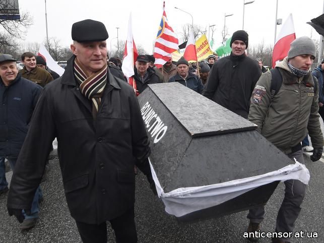 Польские фермеры заказали гробы для правительства страны (ВИДЕО)